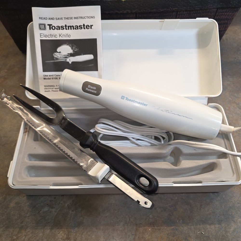 Toastmaster Electric Carving Knife Serrated Slicer Meat Fork 6116S Corded